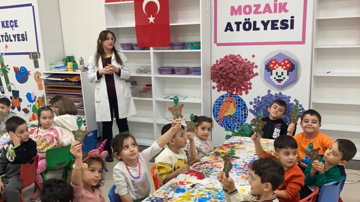 Fehime Osman Pekmezci Anaokulu öğrencileri Mozaik Atölyesinde.