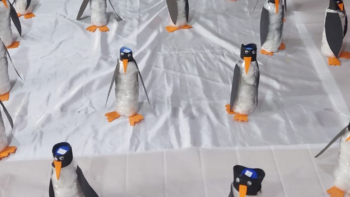 Papatyalar sabah grubu şişelerden penguen sanat etkinliği yapıyor.